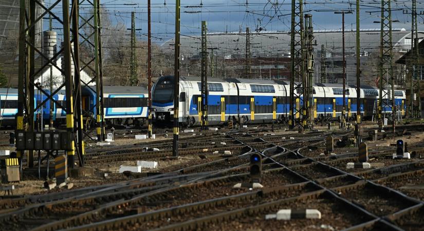 Leszakadt a felsővezeték a győri vonalon, egy óránál nagyobb késésekre kell számítani