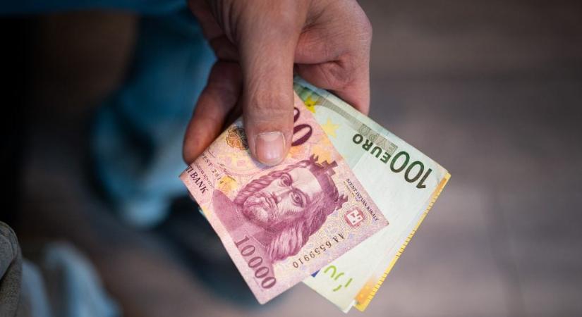 Nézd mit művel a forint a hétvégén, ennyi most egy euró