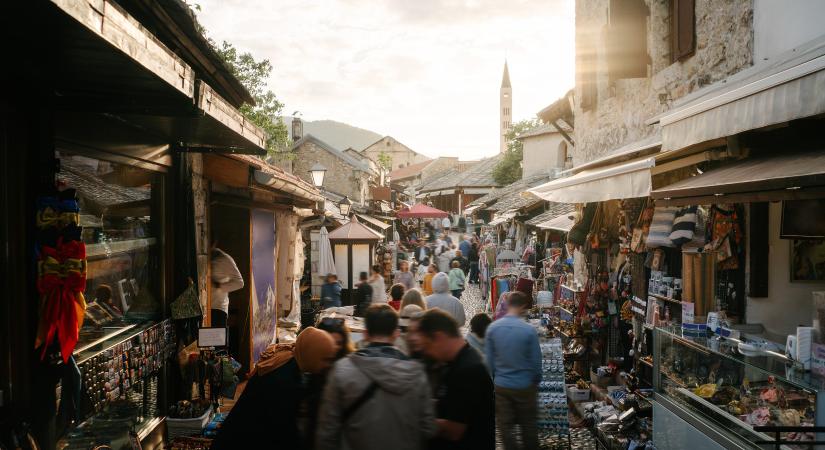 Megütötték a Nyugat-Balkánt: a nemzetközi szürkelistára került Bosznia, ami a magyar befektetőknek is fájni fog