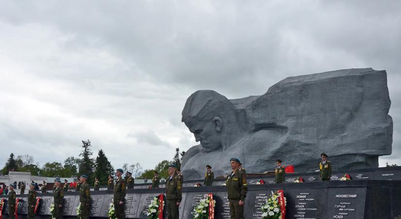 „A Nyugat a nagylelkűségünkért büntet minket”