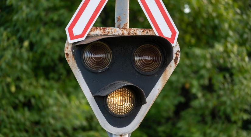 Jó reggelt MÁV, a győri fővonal már el is esett