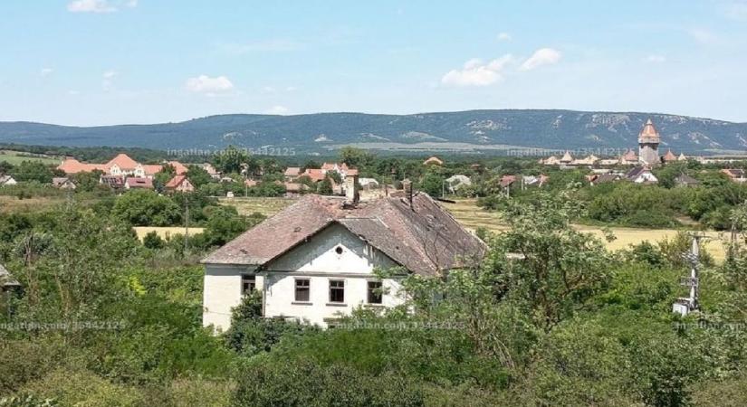 Titkos vízerőművet rejt a Bakony kapuja, fotókon a filléres Séd-parti ingatlan (galéria)