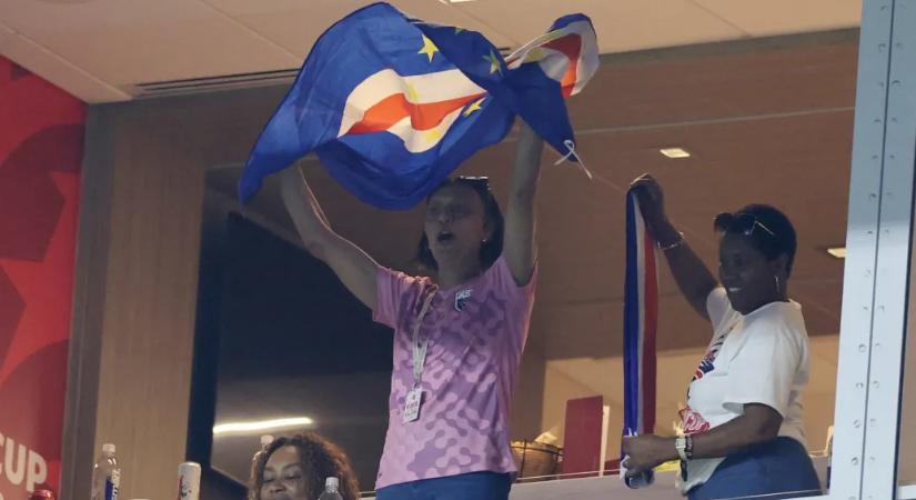 A zöld-foki bravúrkapus, Vozinha anyja megkapta a vízumot, így már a helyszínen ünnepelte a vb meglepetéscsapatát