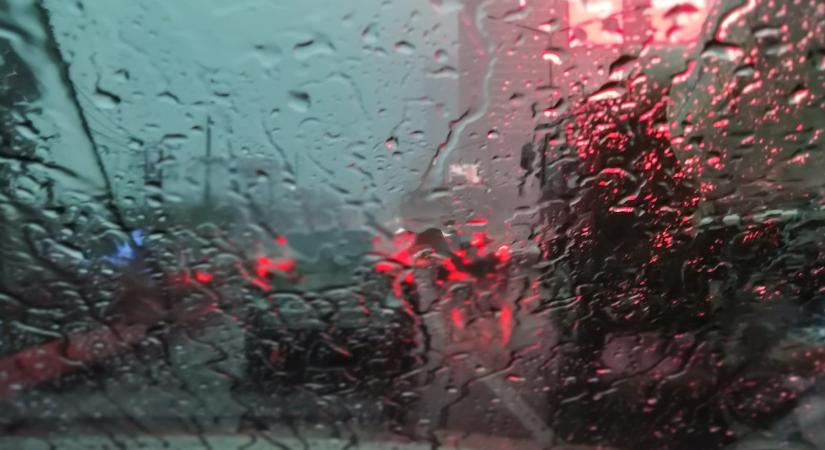 80 km/h-s szél, felhőszakadás és jég: pusztító viharok csapnak le ma ezekre a vármegyékre