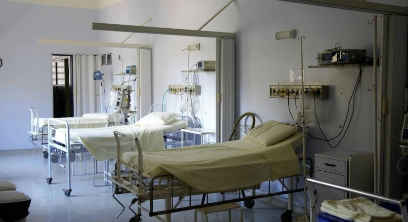 Penész, szennyvíz, hulló vakolat: a 24.hu egy budapesti kórházban járt