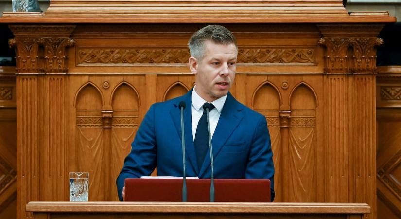 Harcias hangot ütött meg Magyar Péter, erre készül hétfőn a Parlamentben