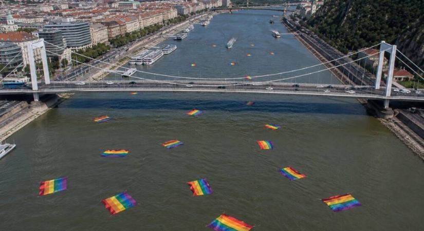 Pride-zászlókat visz a víz