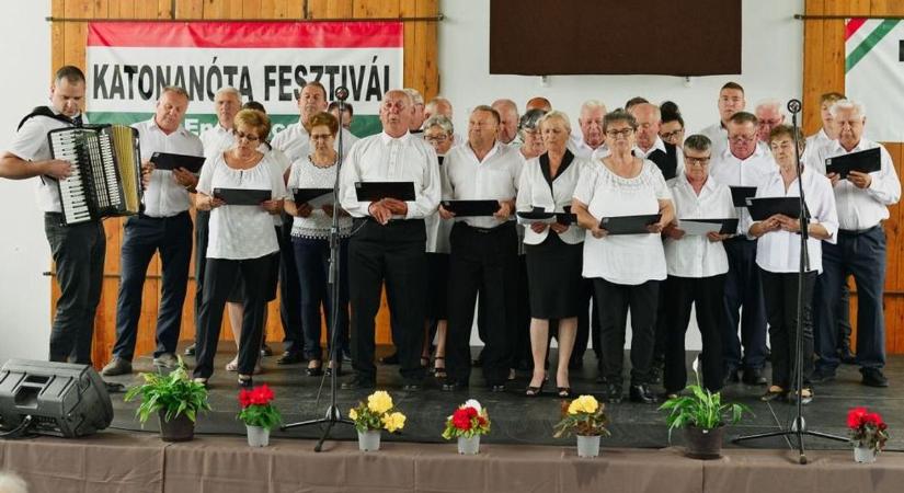 Három generáció énekel együtt Tiszaeszláron, az aratónapra készül a dalkör