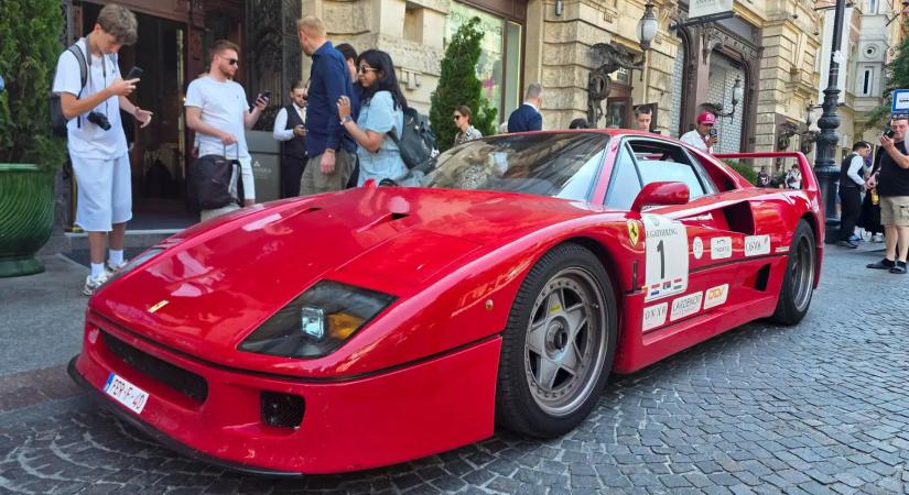 Ritka Ferrari F40 tűnt fel Budapesten, megállt körülötte az élet