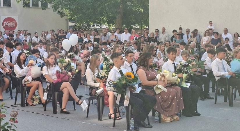 Könnyek, dalok és díjak a kecskeméti iskolában – így zajlott a nyolcadikos ballagás a Zrínyiben  fotók