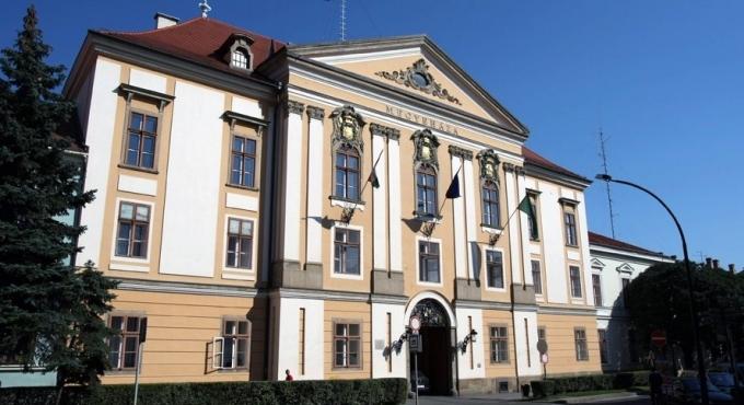 A Fidesz által irányított Heves megyei önkormányzatot is eléri a fizetésfelezés