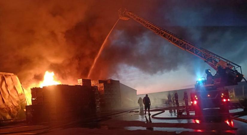 Óriási tűz tombol Zalában, órák óta küzdenek a tűzoltók - fotók