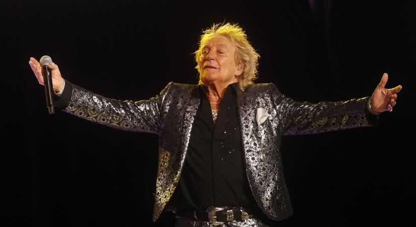 Dráma Rod Stewart koncertjén: összeesett a színpadon a rocklegenda, oxigénpalackra volt szükség