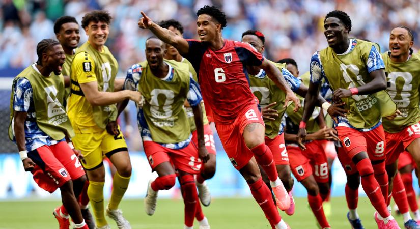 Nevetséges sorfal, és történelmi vb-gól: Kevin Pina 30 méterről talált be Uruguay ellen – videó