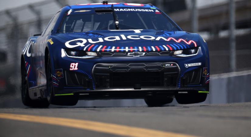 Botrány lett az F1-pilóta NASCAR-versenyéből