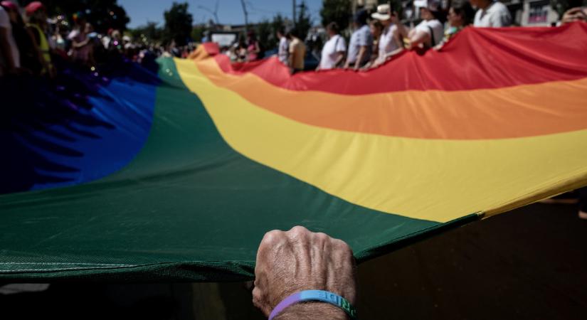 Megszólalt a rendőrség az ügyben: Ismeretlen alak dobálta a Dunába a frissen kihelyezett Pride-zászlókat