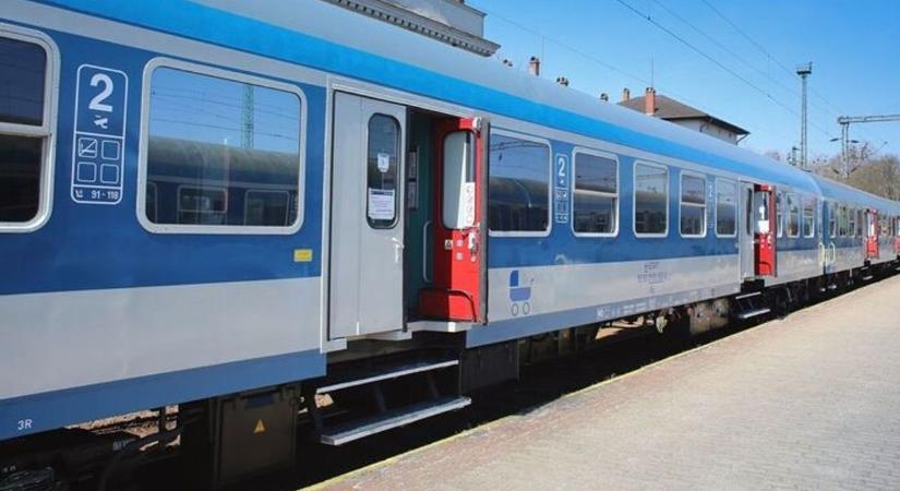 Borzasztó baleset: embert sodort el a vonat, el kellett terelni a debreceni járatokat