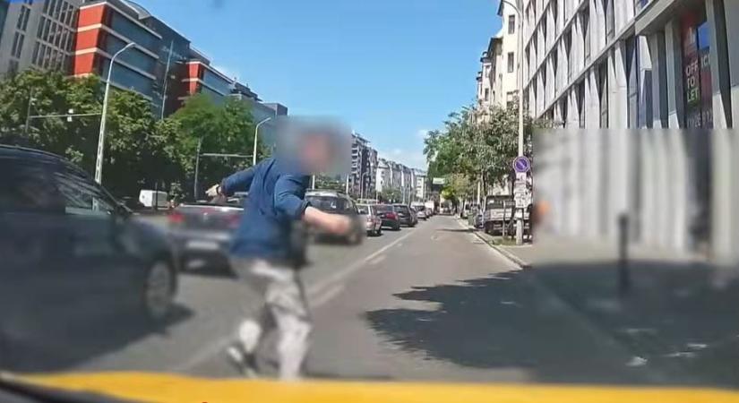 Taxi elé rohant egy gyalogos Budapesten, a sofőr reagálni sem tudott – videó
