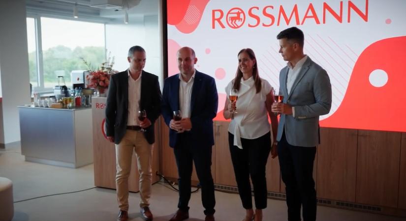 Új központtal és két új ügyvezetővel erősít a Rossmann