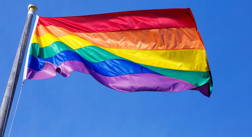 Eltűntek a Pride-zászlók az Erzsébet hídról, szándékos rongálás történt