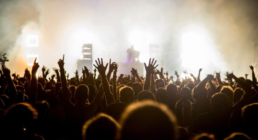 Döbbenetes tragédia koncert közben: lezuhant a magasból és szörnyethalt egy férfi