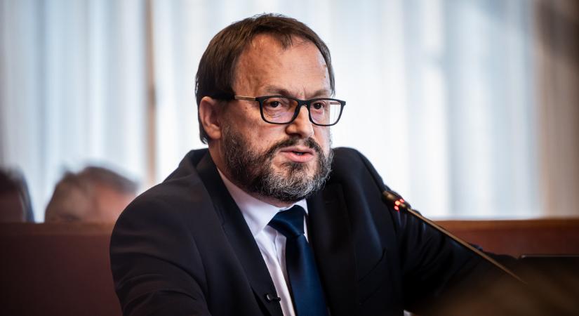 Kármán András: A kormány 2030-ig teljesíti a maastrichti kritériumokat, jön az euró