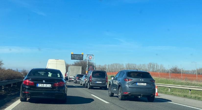 Tömegbaleset az M5-ösön: öt autó és egy kamion ütközött