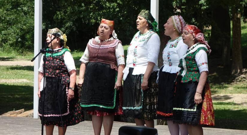 Az összetartozás jegyében telt a folklórnap a Madách-kastély parkjában