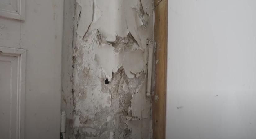 Szennyvíz az alagsorban, redőnyök helyett lepedők – Hegedűs Zsolt is megszólalt a Szent János kórház pszichiátriai osztályáról
