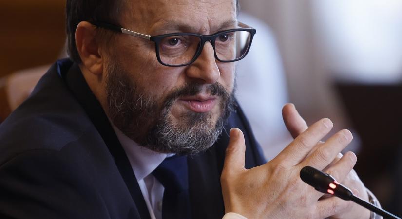 Kármán András a Balatonra vágyik, de inkább az euróról egyeztet