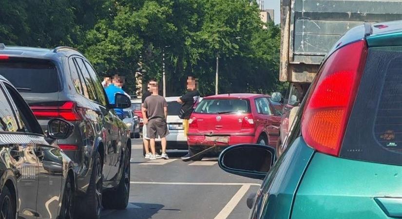 Két autó ütközött össze Debrecen forgalmas útszakaszán – fotóval