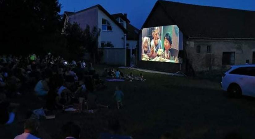 Pénteken nyit a sásdi kertmozi