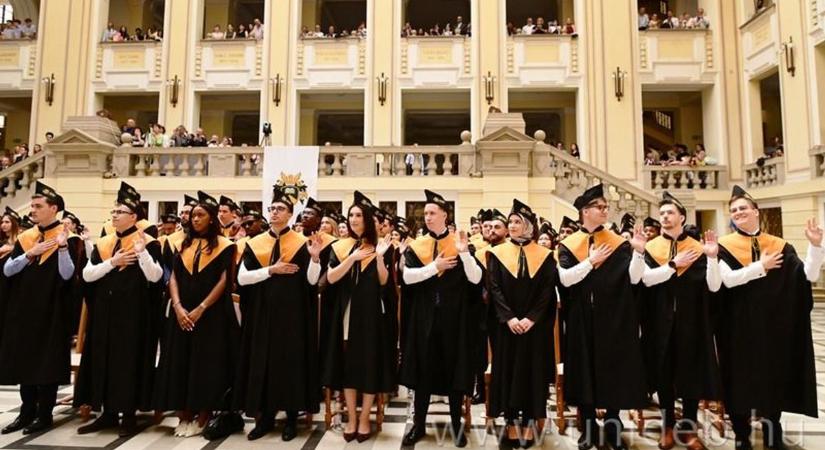 Fotókon és videón a Debreceni Egyetem Általános Orvostudományi Kar diplomaosztója