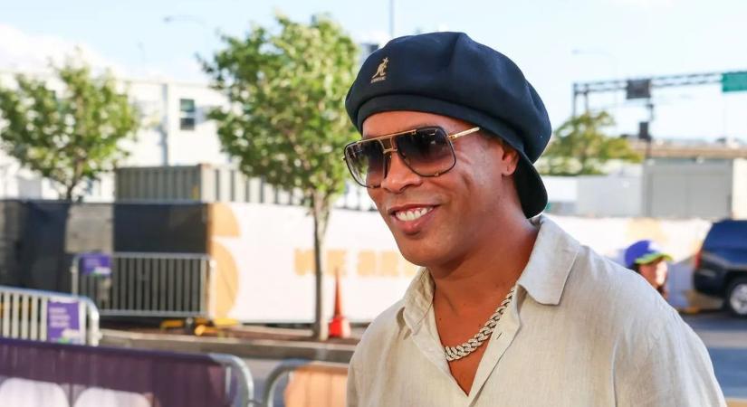 Váratlan fordulat: Ronaldinho több mint tíz év kihagyás után ismét profi labdarúgónak áll!