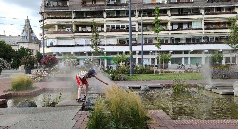 Valaki két halat is telepített a Kossuth téri élményszökőkútba