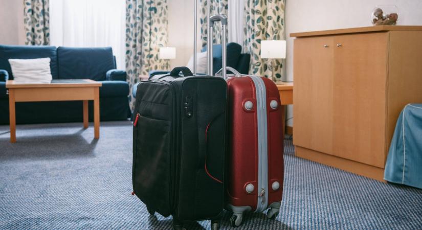 Zseniális trükk a hotelben: Miért kell érkezéskor a fürdőkádba dobni a bőröndöt?