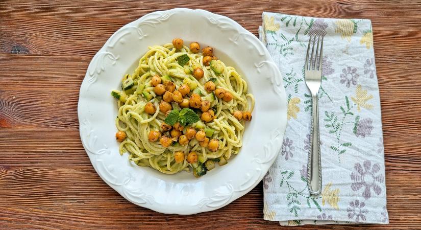 Krémes, laktató és 20 perc alatt kész: a tökéletes nyári cukkinis, csicseriborsós spagetti