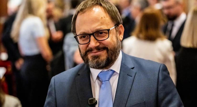 Meg is lennének az euróbevezetés céldátumai? Kármán András a közös valutáról posztolt