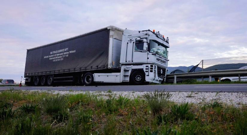 Egy műszaki hibás kamion írja át a forgalmat a 67-esen
