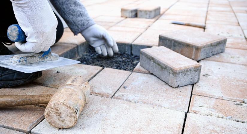 Új járda épül Győrben – régóta várt fejlesztés valósul meg