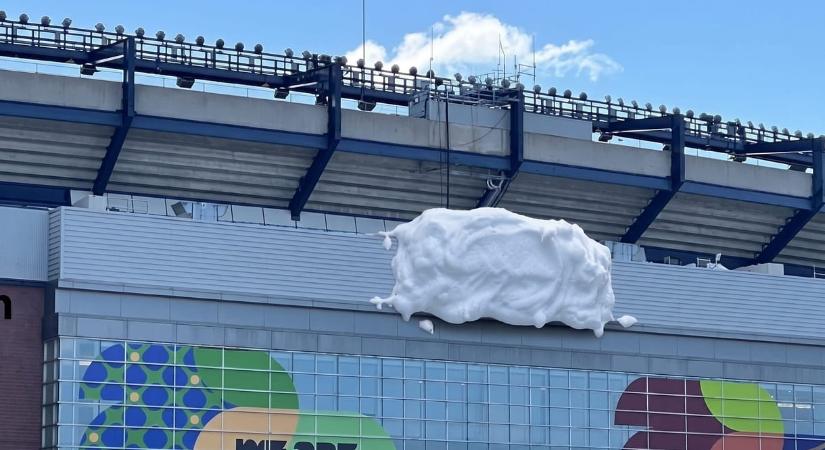 Kötelezte rá a FIFA, frappáns megoldással takarta el a logóját a Gillette a bostoni stadionon