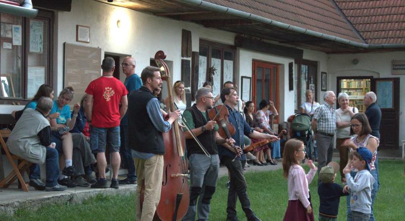 Időutazás, képes emlékezet és retropiknik a csernátoni Múzeumok Éjszakáján