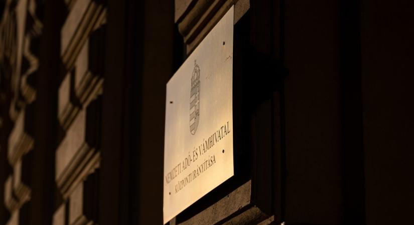 Mind megbuktak a NAV ellenőrzésén a zárt Facebook-csoportok sneaker-kereskedői