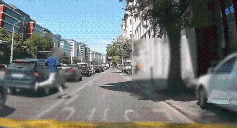 Kirohant a taxi elé, elgázolták a külföldi férfit a Soroksári úton