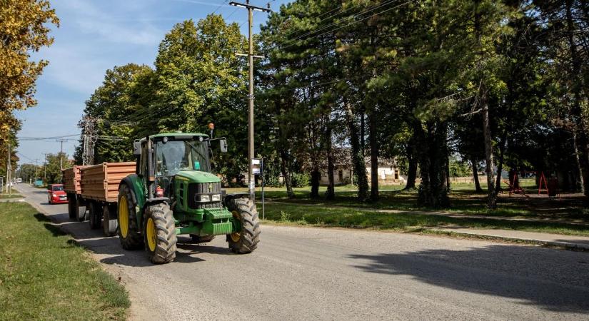 Zajlik az aratás, fokozott figyelmet kér a járművezetőktől az agrárgazdasági kamara