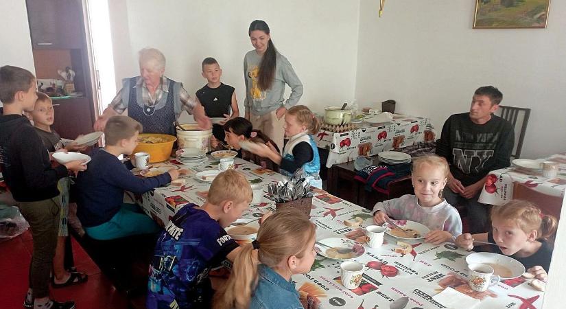 „Nem hagyhatjuk magukra őket” – Öt éve segíti a menekülteket és az Ukrajnában maradókat a magyar Katolikus Karitász