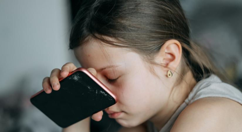 Elképesztő, mi folyik a magyar gyerekek mobiltelefonjain: egyre több a támadás, senki sincs biztonságban