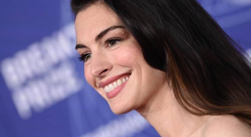 A hét szettje: Anne Hathaway már a nyár legdivatosabb szandálját viseli, extra stílusosan