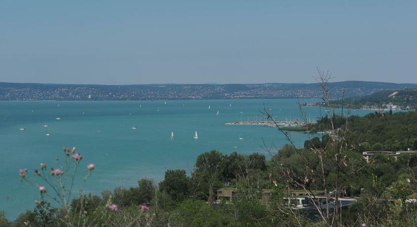 Erős szél és zivatarok miatt viharjelzést adtak ki a Balatonra!