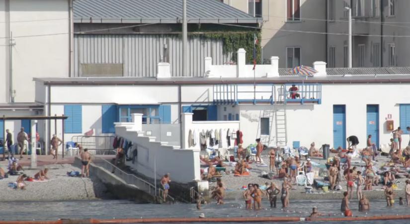 Kidobtak két olasz turistát a trieszti strandról, ahol fal választja el egymástól a férfiakat és a nőket